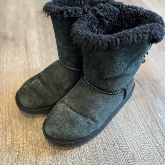 extremely worn black short bow tie Uggs size 4 - Picture 6 of 6